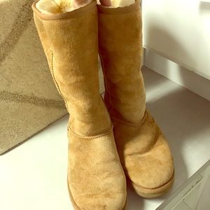 Preowned Uggs tall size 7